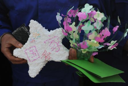 A student of Beichuan Middle School prepares gifts for construction workers, in Beichuan county, southwest China's Sichuan Province, Dec. 28, 2009.(Xinhua/Jiang Hongjing)