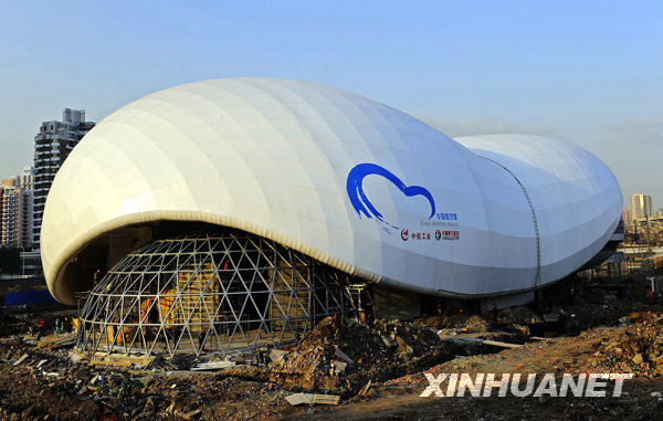 The photo taken on December 26 shows the Aviation Pavilion under construction in the Puxi zone of the Expo site.[Xinhua] 