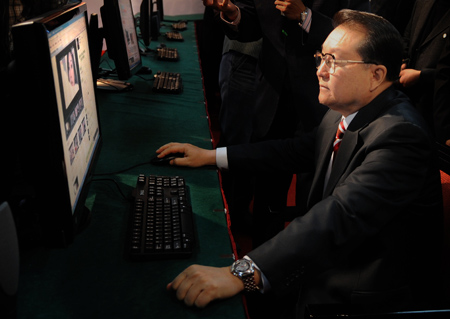 Li Changchun, member of the Standing Committee of the Political Bureau of the Communist Party of China (CPC) Central Committee, browses the CNTV, China's state internet-based television station, in Beijing, capital of China, Dec. 28, 2009. 