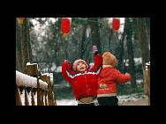 Little boys play with the snow on December 27 in Jiaxing, Zhejiang Province of China. (CFP / China.org.cn)