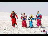 A winter Naadam festival featuring ice and snow was held at west Wuzhumuqin grassland, China's northern Inner Mongolia Autonomous Region on December 28, 2009. Fashion shows, Mongolian games, archery, wrestling and horse racing were major events highlighted at the Mongolian ethnic carnival. [Photo: china.org.cn] 