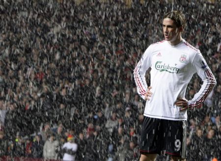 Liverpool's Fernando Torres stands in the snow during their English Premier League soccer match against Aston Villa at Villa Park in Birmingham, central England December 29, 2009.(Xinhua/Reuters Photo)