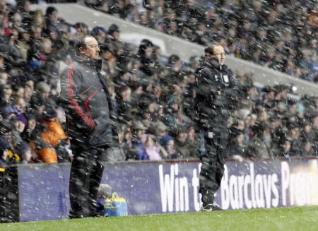 Liverpool's manager Rafael Benitez (L) and his Aston Villa counterpart Martin O'Neill stand in snow during their English Premier League soccer match at Villa Park in Birmingham, central England, December 29, 2009. (Xinhua/Reuters Photo)