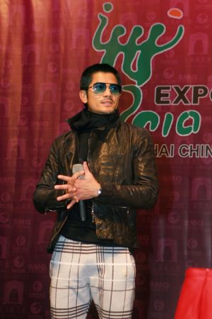 Hong Kong pop star Aaron Kwok turns up at the press conference for the 2010 Shanghai New Year Countdown Evening Gala on Dec. 31, to be held at the grand mall of Xintiandi in Shanghai, east China's metropolis, Dec. 29, 2009. (Xinhua/Zhu Liangcheng)