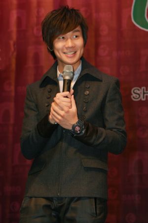 Singaporean pop singer Wayne Lin Junjie turns up at the press conference for the 2010 Shanghai New Year Countdown Evening Gala on Dec. 31, to be held at the grand mall of Xintiandi in Shanghai, east China's metropolis, Dec. 29, 2009. (Xinhua/Zhu Liangcheng)