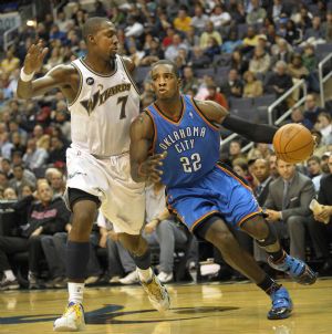 Oklahoma City Thunder's Jeff Green (R) is defended by Andray Blatche of Washington Wizards during the NBA basketball game in Washington, the United States, on Dec. 29, 2009.(Xinhua/Zhang Yan)