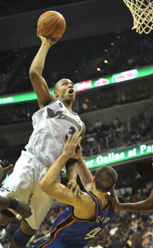 Washington Wizards' Caron Butler (above) goes to the basket during the NBA basketball game with Oklahoma City Thunder in Washington, the United States, on Dec. 29, 2009.(Xinhua/Zhang Yan)