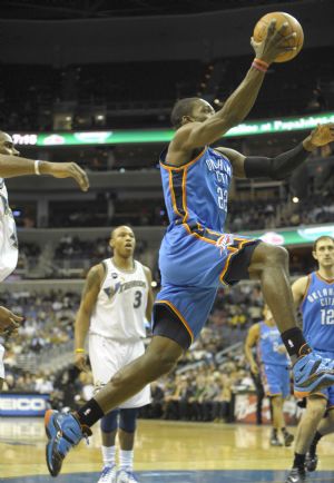 Oklahoma City Thunder's Jeff Green (Above) goes to the basket during the NBA basketball game with Washington Wizards in Washington, the United States, on Dec. 29, 2009.(Xinhua/Zhang Yan)