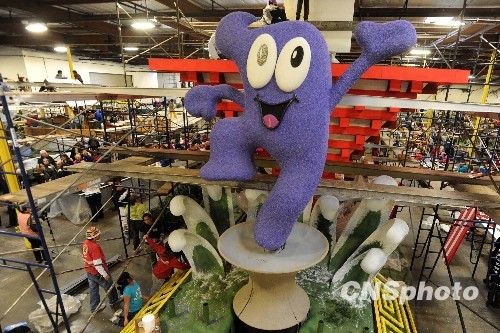 The Shanghai World Expo float measuring 16.8 meters long and 5.5 meters wide is being decorated at a workshop in suburban Los Angeles. 