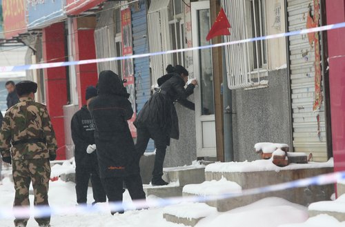 Police officers surround a foot massage house, where a man took a masseuse hostage, in Changchun, northeast China's Jilin Province, December 29, 2009. [Photo/CFP]