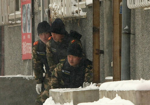 Police officers surround a foot massage house, where a man took a masseuse hostage, in Changchun, northeast China's Jilin Province, December 29, 2009. [Photo/CFP]