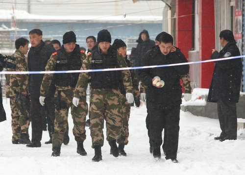 Police officers surround a foot massage house, where a man took a masseuse hostage, in Changchun, northeast China's Jilin Province, December 29, 2009. [Photo/CFP]