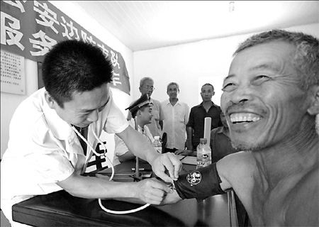 A People's Liberation Army medical worker measures the blood pressure of a senior in Taizhou of Zhejiang province in this file photo. 