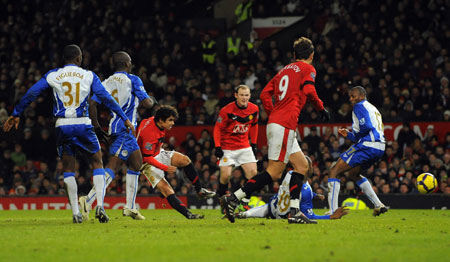 Manchester United's Rafael Da Silva (3rd L) shoots to score during their English Premier League soccer match against Wigan Athletic in Manchester, northern England December 30, 2009. 