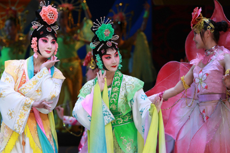 Peking Opera artists perform during a gala to mark the New Year at the National Center for the Performing Arts in Beijing, December 30, 2009.[Xinhua]