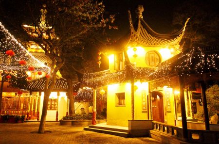 The belfry of the Hanshan Temple flare and scintillate in grand illumination, in Suzhou, east China&apos;s Jiangsu Province, Dec. 29, 2009.[Wang Jianzhong/Xinhua]