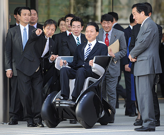 Japan&apos;s Prime Minister Yukio Hatoyama rides Toyota&apos;s personal mobility i-REAL during a photo session after a news conference to announce the government&apos;s new growth strategy, at his official residence in Tokyo December 30, 2009. [Chinanew.com.cn] 