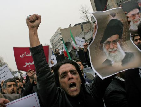 People gather for a protest against opposition demonstrations in Teheran, capital of Iran, Dec. 30, 2009. [Ahmad Halabisaz/Xinhua]