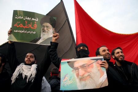 People gather for a protest against opposition demonstrations in Teheran, capital of Iran, Dec. 30, 2009. [Ahmad Halabisaz/Xinhua]