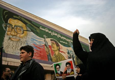 People gather for a protest against opposition demonstrations in Teheran, capital of Iran, Dec. 30, 2009. [Ahmad Halabisaz/Xinhua]