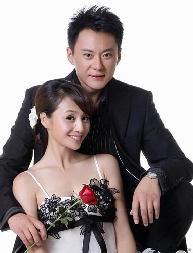 Local starlets Cao Ying (L) and Wang Ban released their pre-wedding photos on the internet. The TV hostess and actor have dated for more than ten years, according to reports. [sina.com.cn]
