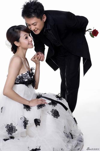 Local starlets Cao Ying (L) and Wang Ban released their pre-wedding photos on the internet. The TV hostess and actor have dated for more than ten years, according to reports. [sina.com.cn]