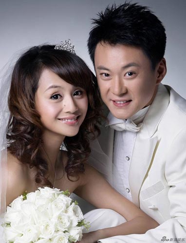 Local starlets Cao Ying (L) and Wang Ban released their pre-wedding photos on the internet. The TV hostess and actor have dated for more than ten years, according to reports. [sina.com.cn]