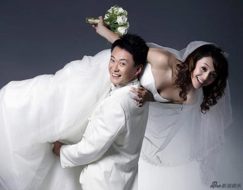 Local starlets Cao Ying (L) and Wang Ban released their pre-wedding photos on the internet. The TV hostess and actor have dated for more than ten years, according to reports. [sina.com.cn]