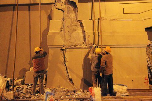 Workers are repairing the bridge. [Chinanews.com.cn]