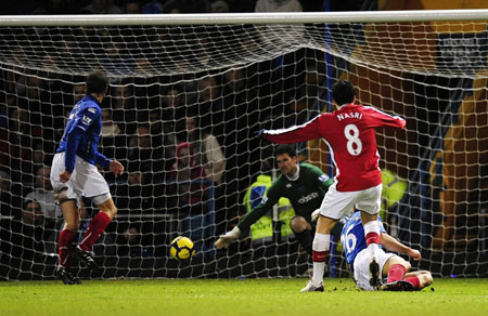  Arsenal's Sami Nasri (R) scores a goal against Portsmouth during their English Premier League soccer match at Fratton Park in Portsmouth December 30, 2009. [Xinhua/Reuters]