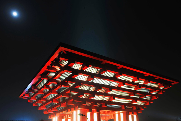 Photo taken on Dec. 30, 2009 shows the China Pavilion, one of the main buildings of 2010 Shanghai World Expo Park, being set on trial readjustment of overall illumination, in Shanghai, east China&apos;s Metropolis. [Xinhua]