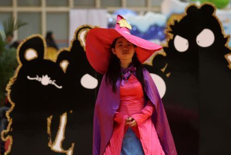 An actress performs in cosplay figure, at the ongoing 1st China International Animation Copyright Fair, which opens at the International Convention and Exhibition Center of Dongguan, south China&apos;s Guangdong Province, Dec. 30, 2009.[Chen Fan/Xinhua]