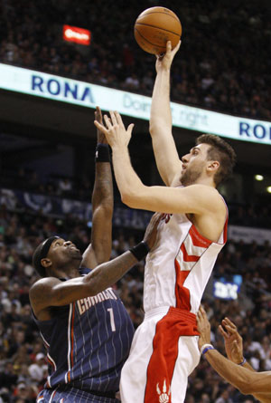  Toronto Raptors Andrea Bargnani puts up a shot against Charlotte Bobcats Stephen Jackson (L) during the first half of their NBA basketball game in Toronto, December 30, 2009. Toronto Raptors won 107-103.[Xinhua/Reuters]