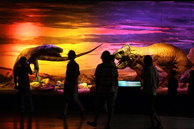 Visitors look at a model during a dinosaur exhibition in Buenos Aires, capital of Argentina, Dec. 29, 2009. The dinosaur exhibition shows the fossils and models of the dinosaurs which lived in remote antiquity in north Argentina&apos;s San Juan Province. [Martin Zabala/Xinhua]