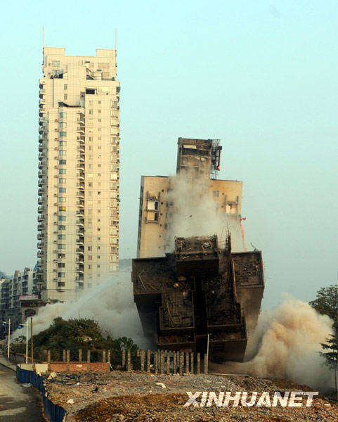 Half of a building leans but fails to fall while the other half collapses after a blasting at the scene of demolition in Liuzhou city, Guangxi Zhuang Autonomous Region on December 30, 2009. The demolition failed due to technical reasons.[Xinhua]