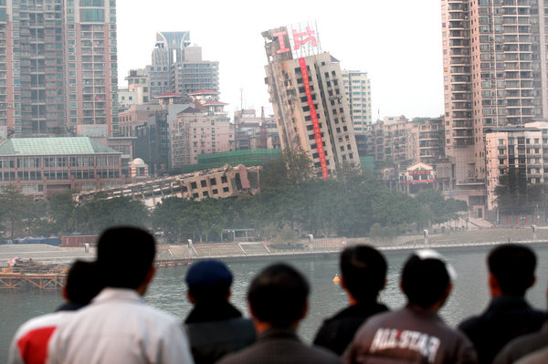 People watch the failed blasting which only caused half of the complex to fall in Liuzhou, Guangxi Zhuang Autonomous Region on December 30, 2009.[CFP]