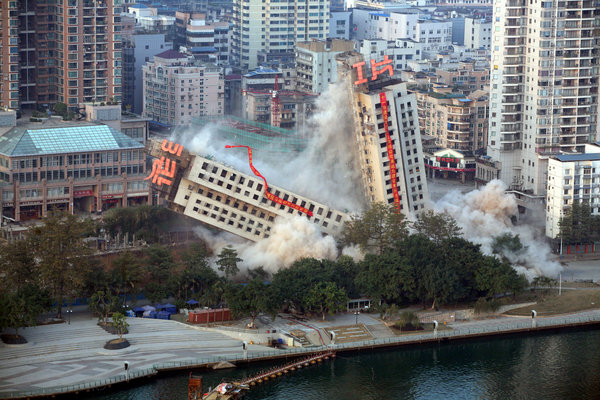 Half of a building leans but fails to fall while the other half collapses after a blasting at the scene of demolition in Liuzhou city, Guangxi Zhuang Autonomous Region on December 30, 2009. The demolition failed due to technical reasons.[CFP]