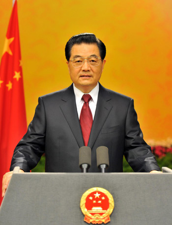 Chinese President Hu Jintao delivers a New Year address broadcast to domestic and overseas audience via state TV and radio stations in Beijing on Thursday, December 31, 2009, the 2010 New Year Eve. [Xinhua] 