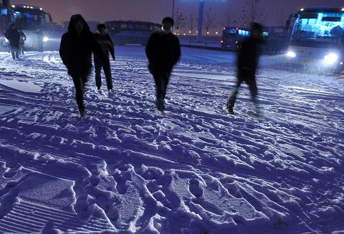 Beijing was hit by the second snowfall in the three-day New Year holiday on Sunday morning, which was much heavier than the first one on Saturday.