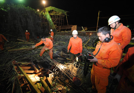 Rescuers use life detectors to search for survivors in debris of a collapsed overpass at the new Kunming Airport Jan 3, 2009. [Xinhua]