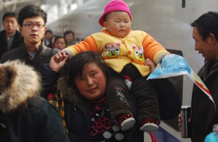 Passengers walk on the platform after their arrival in Hefei railway station in Hefei, capital of east China's Anhui Province, Jan. 3, 2010. The railway service in Hefei railway station faced passenger peak as the new year holiday came to an end. (Xinhua/Li Jian) 