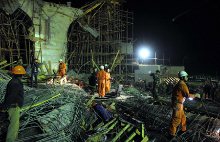 Rescuers search for survivors in debris of a collapsed overpass at the new Kunming Airport Jan 3, 2009. [Xinhua]