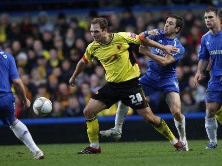 Chelsea's Joe Cole (R) challenges Watford's John Eustace, earning Cole a yellow card, during their FA Cup soccer match at Stamford Bridge in London, Jan. 3, 2010. (Xinhua/Reuters Photo) 