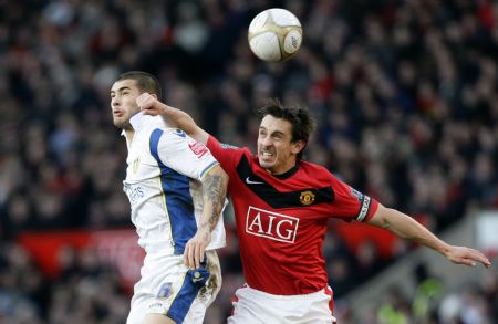 Manchester United's Gary Neville (R) challenges Leeds United's Richard Naylor during their FA Cup soccer match at Old Trafford in Manchester, northern England Jan. 3, 2010.(Xinhua/Reuters Photo) 