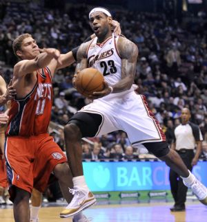 New Jersey Nets center Brook Lopez fouls Cleveland Cavaliers forward LeBron James as he tries to score in the fourth quarter of their NBA basketball game in East Rutherford, New Jersey, January 2, 2010.(Xinhua/Reuters Photo)