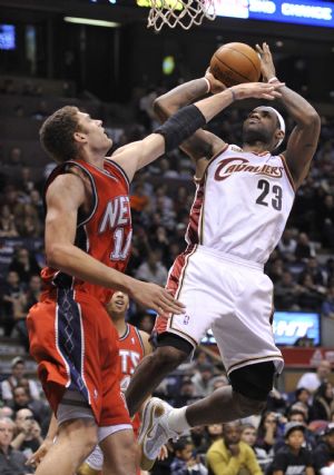 New Jersey Nets center Brook Lopez defends against Cleveland Cavaliers forward LeBron James as he shoots in the fourth quarter of their NBA basketball game in East Rutherford, New Jersey, January 2, 2010.(Xinhua/Reuters Photo)