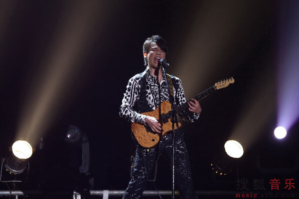 Mandopop star David Tao threw a concert at the Beijing Exhibition Theater Saturday night, Jan.2, 2009. The singer performed 30 songs in the three-hour show and reprised some classic rock songs from the 1970s.