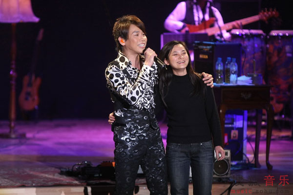 Mandopop star David Tao threw a concert at the Beijing Exhibition Theater Saturday night, Jan.2, 2009. The singer performed 30 songs in the three-hour show and reprised some classic rock songs from the 1970s.