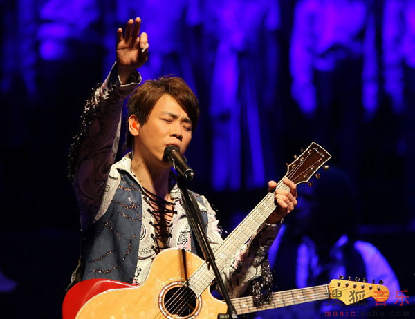 Mandopop star David Tao threw a concert at the Beijing Exhibition Theater Saturday night, Jan.2, 2009. The singer performed 30 songs in the three-hour show and reprised some classic rock songs from the 1970s.