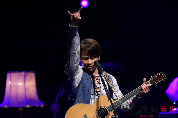 Mandopop star David Tao threw a concert at the Beijing Exhibition Theater Saturday night, Jan.2, 2009. The singer performed 30 songs in the three-hour show and reprised some classic rock songs from the 1970s.